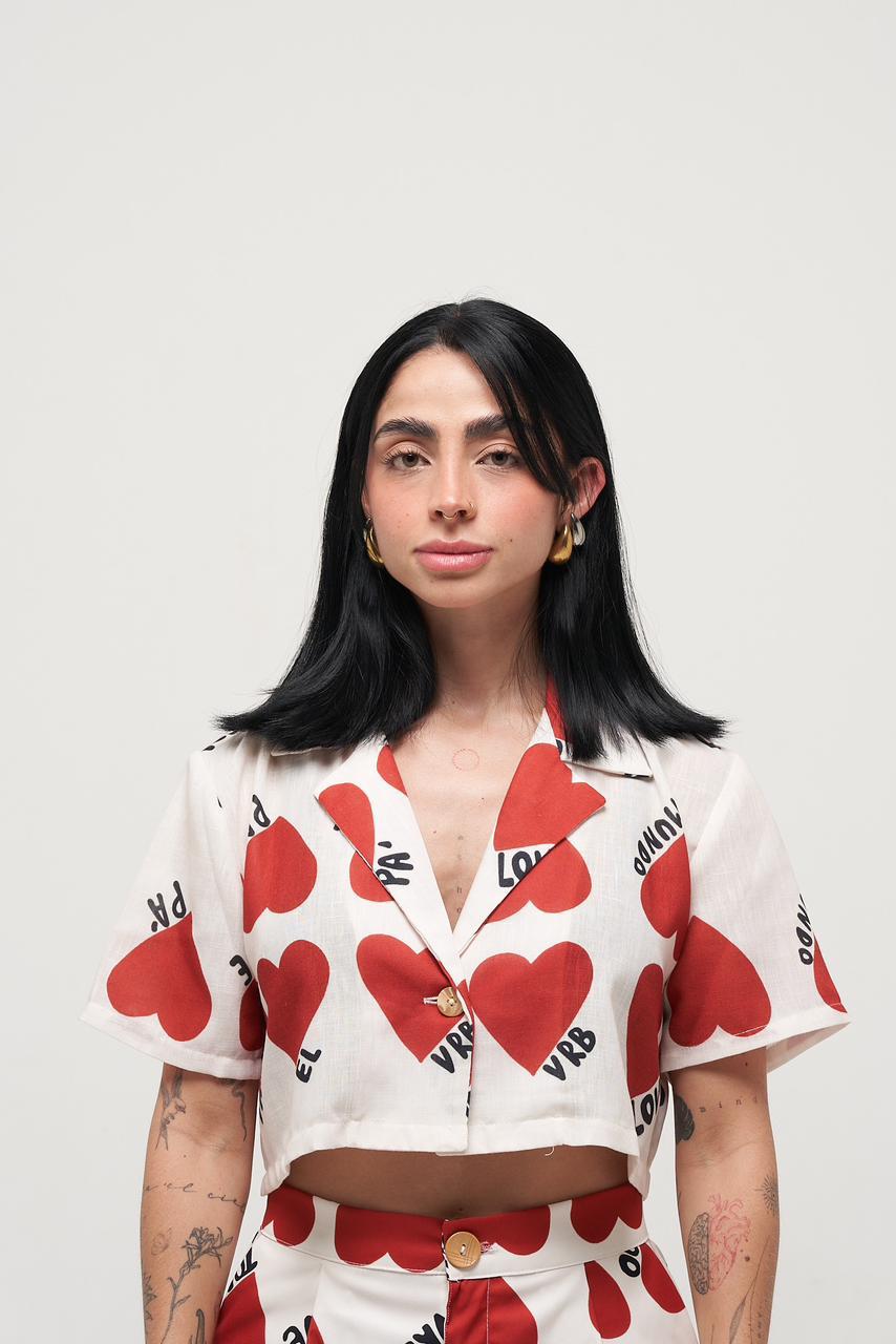 Camisa Corta (Corazones Rojos) LOVE PA TO’ EL MUNDO