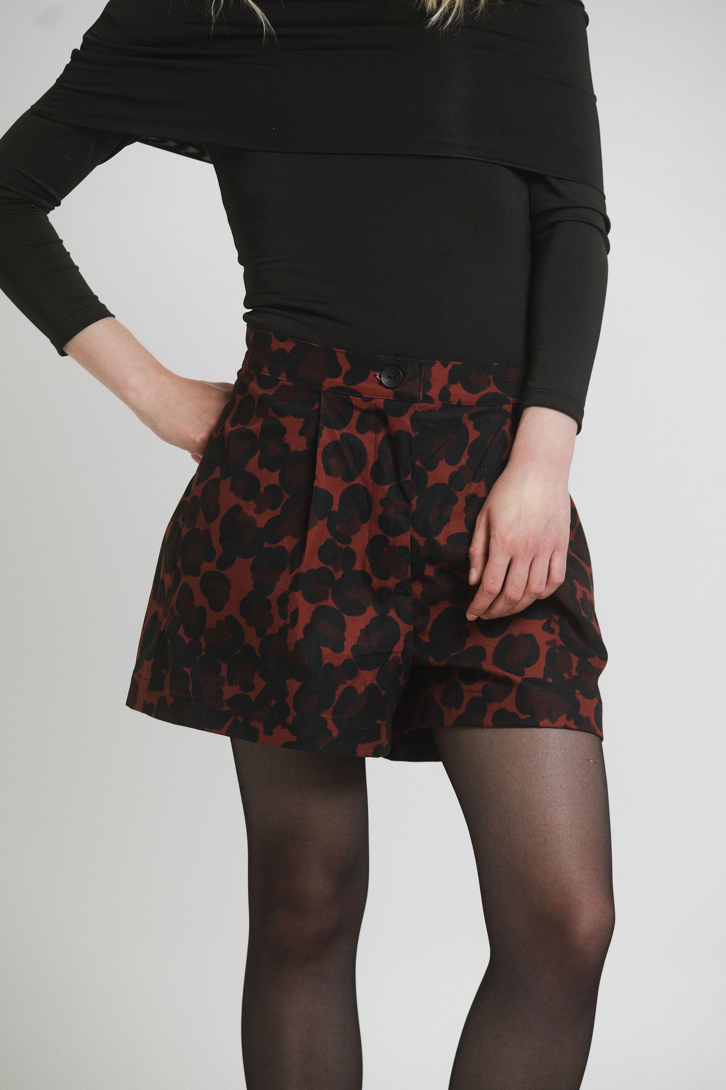 SHORT LEO RED